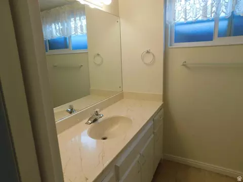 Bath - 2148 S Carolyn Way, Bountiful, UT 84010 photo 5 of 10