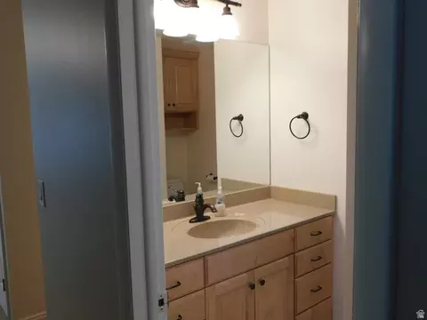Bath - 2148 S Carolyn Way, Bountiful, UT 84010 photo 2 of 10