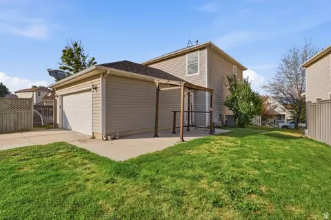 Exterior - 3918 E Parkers Pl, Eagle Mountain, UT 84005 photo 3 of 5
