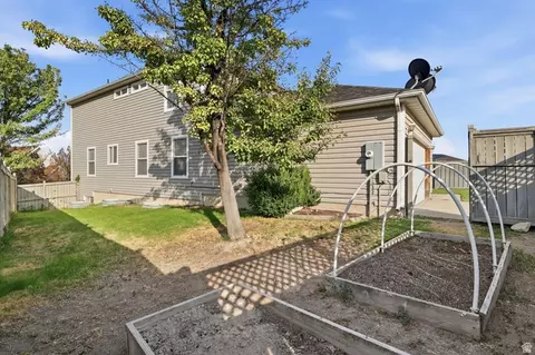 Exterior - 3918 E Parkers Pl, Eagle Mountain, UT 84005 photo 4 of 5