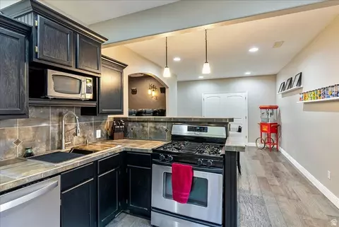 Kitchen - 2187 Eagle Crest Dr, Draper, UT 84020 photo 6 of 7