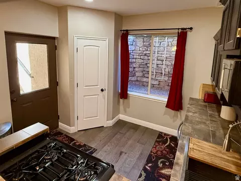 Kitchen - 2187 Eagle Crest Dr, Draper, UT 84020 photo 5 of 6