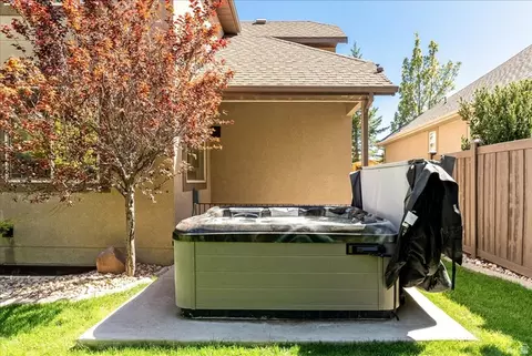 Exterior - 2187 Eagle Crest Dr, Draper, UT 84020 photo 8 of 11