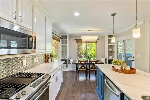 Kitchen - 2187 Eagle Crest Dr, Draper, UT 84020 photo 4 of 7