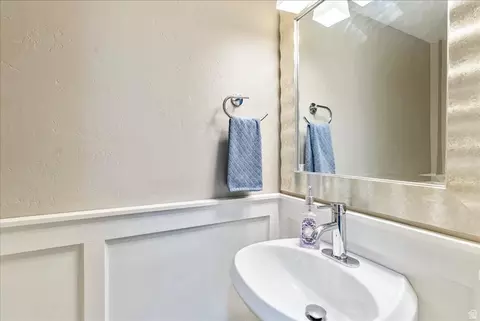 Bath - 2187 Eagle Crest Dr, Draper, UT 84020 photo 3 of 5
