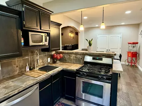 Kitchen - 2187 Eagle Crest Dr, Draper, UT 84020 photo 3 of 6