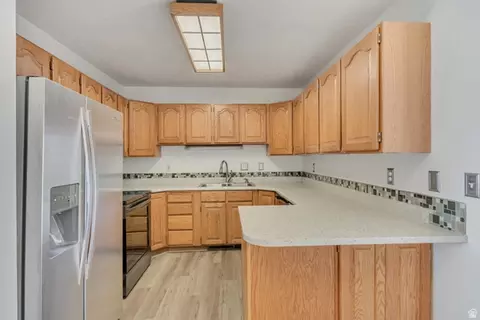 Kitchen - 3268 S Plum Tree Ln, Bountiful, UT 84010 photo 1 of 2