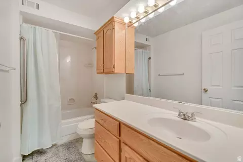 Bath - 3268 S Plum Tree Ln, Bountiful, UT 84010 photo 2 of 4