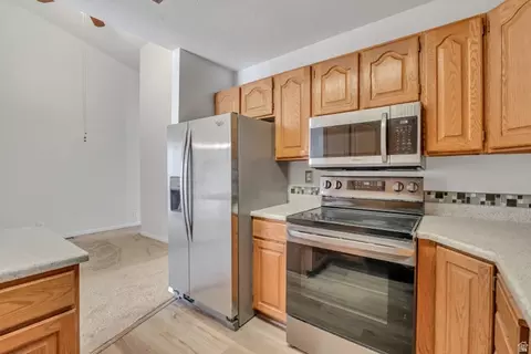 Kitchen - 3268 S Plum Tree Ln, Bountiful, UT 84010 photo 2 of 2