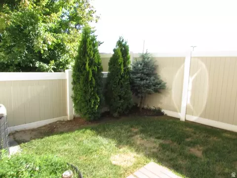 Exterior - 3268 S Plum Tree Ln, Bountiful, UT 84010 photo 6 of 7