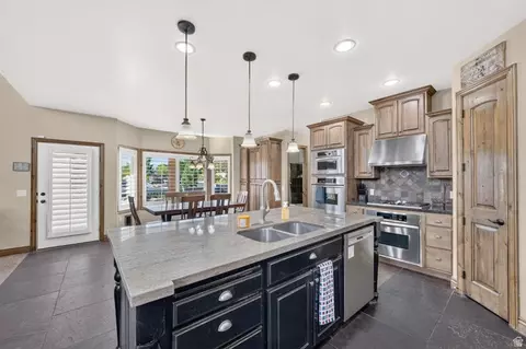 Kitchen - 1043 E Mach Schnell Dr, Sandy, UT 84094 photo 2 of 5