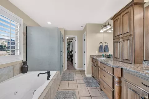 Bath - 1043 E Mach Schnell Dr, Sandy, UT 84094 photo 2 of 5