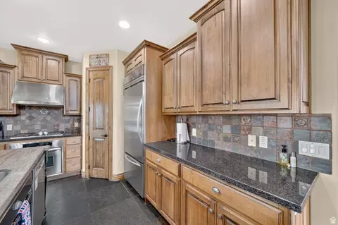 Kitchen - 1043 E Mach Schnell Dr, Sandy, UT 84094 photo 4 of 5