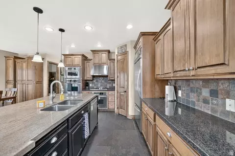 Kitchen - 1043 E Mach Schnell Dr, Sandy, UT 84094 photo 3 of 5
