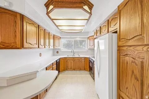Kitchen - 4540 S 600 E, Murray, UT 84107 photo 2 of 6