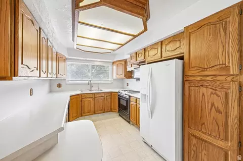 Kitchen - 4540 S 600 E, Murray, UT 84107 photo 1 of 6