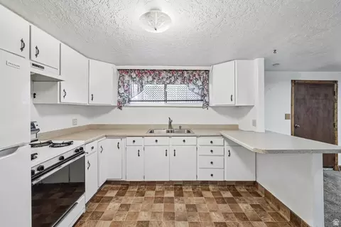 Kitchen - 4540 S 600 E, Murray, UT 84107 photo 5 of 6