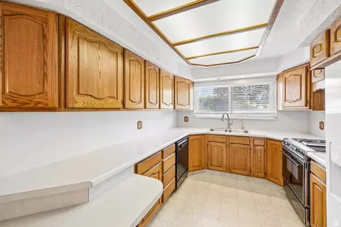 Kitchen - 4540 S 600 E, Murray, UT 84107 photo 3 of 6