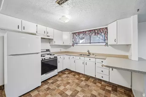 Kitchen - 4540 S 600 E, Murray, UT 84107 photo 6 of 6
