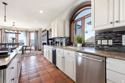 Kitchen - 335 W Bern Way, Midway, UT 84049 photo 4 of 6