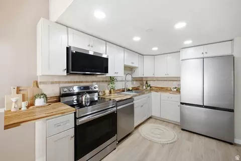 Kitchen - 3133 S Applewood Dr E, Bountiful, UT 84010 photo 1 of 3