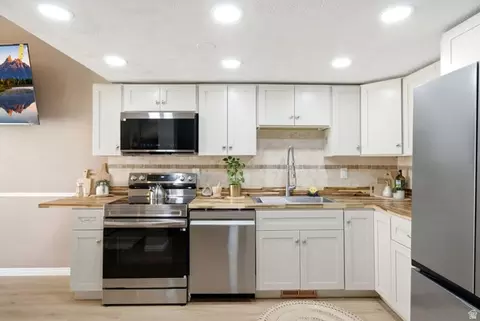 Kitchen - 3133 S Applewood Dr E, Bountiful, UT 84010 photo 2 of 3