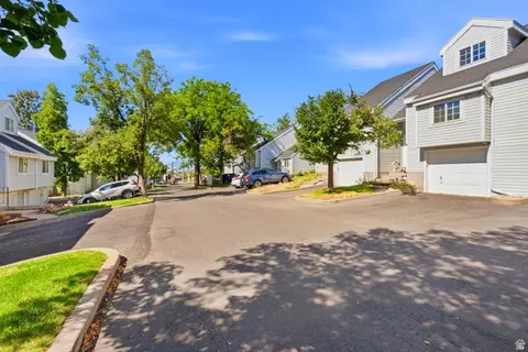 Exterior - 3133 S Applewood Dr E, Bountiful, UT 84010 photo 4 of 8