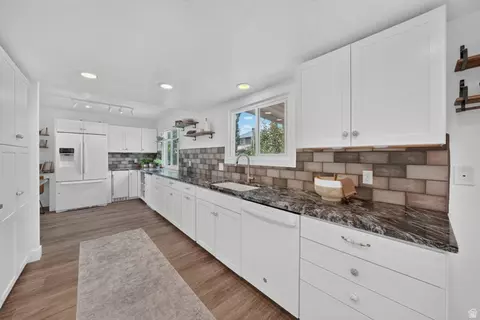 Kitchen - 1251 E Sage Ridge Rd, Sandy, UT 84094 photo 5 of 6