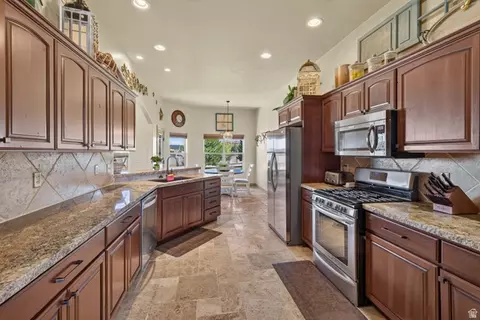 Kitchen - 4635 E Sunny Acres Ln, Moab, UT 84532 photo 4 of 4
