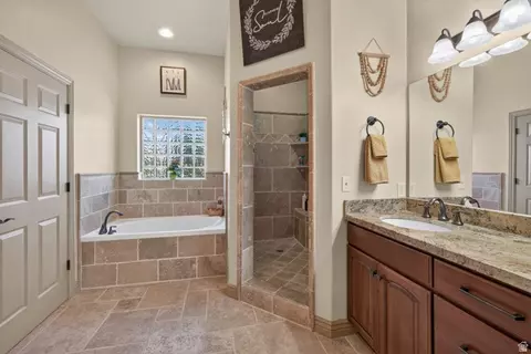 Bath - 4635 E Sunny Acres Ln, Moab, UT 84532 photo 4 of 4