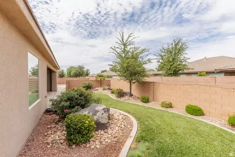 Exterior - 4064 S 20 E, Washington, UT 84780 photo 6 of 10