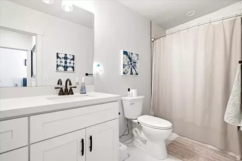 Bath - 2882 Etienne Way, Sandy, UT 84093 photo 3 of 4