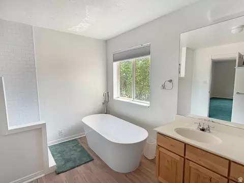 Bath - 190 E 600 N, Ferron, UT 84523 photo 2 of 6