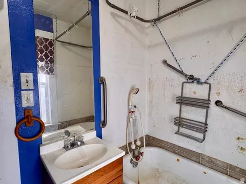Bath - 47 E 100 N, Lynndyl, UT 84640 photo 2 of 3