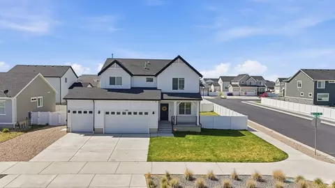 Exterior - 792 S 4000 W, Syracuse, UT 84075 photo 2 of 4