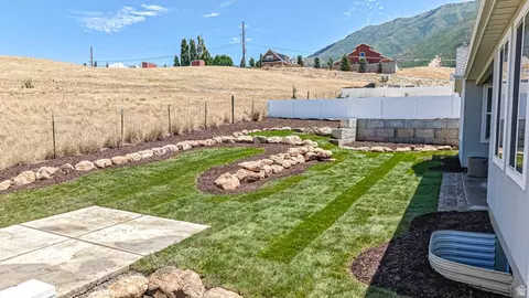 Exterior - 872 W Union Bench Dr, Mapleton, UT 84664 photo 2 of 8