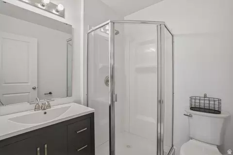 Bath - 793 E 975 N, Layton, UT 84041 photo 1 of 5