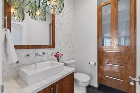 Bath - 12308 S Mariah Cir E, Draper, UT 84020 photo 1 of 22