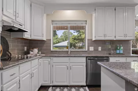 2370 E Quail Run Cir, Sandy, UT 84093 photo 7