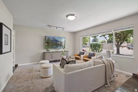 2370 E Quail Run Cir, Sandy, UT 84093 photo 4
