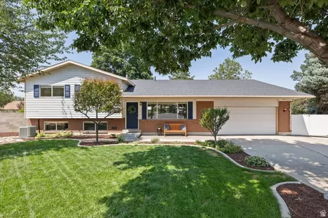 2370 E Quail Run Cir, Sandy, UT 84093 photo 2