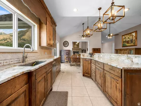Kitchen - 1317 E South Pond Cir, Mapleton, UT 84664 photo 4 of 5