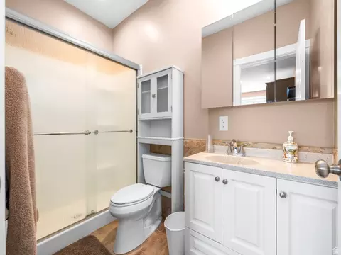 Bath - 1317 E South Pond Cir, Mapleton, UT 84664 photo 3 of 5