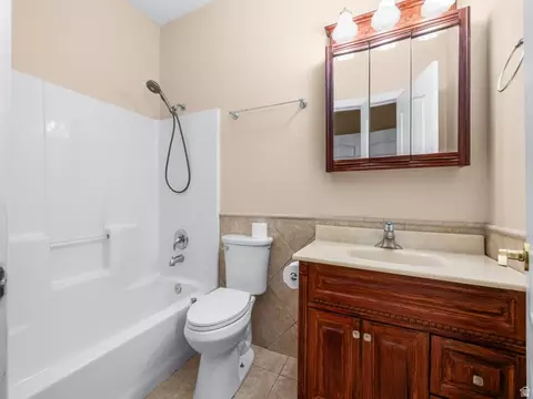 Bath - 1317 E South Pond Cir, Mapleton, UT 84664 photo 2 of 5
