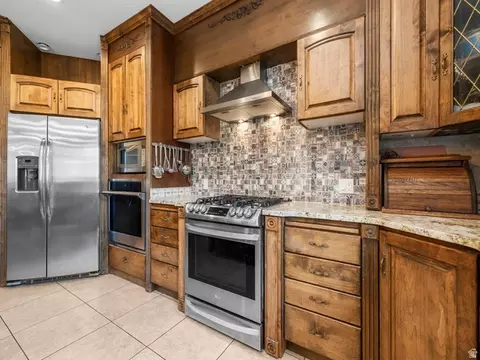 Kitchen - 1317 E South Pond Cir, Mapleton, UT 84664 photo 3 of 5