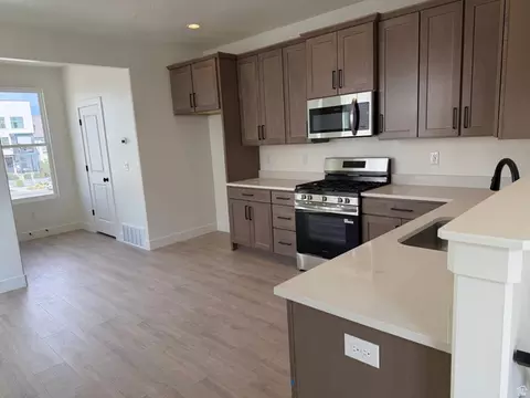 11027 S Freestone Rd W #124, South Jordan, UT 84009