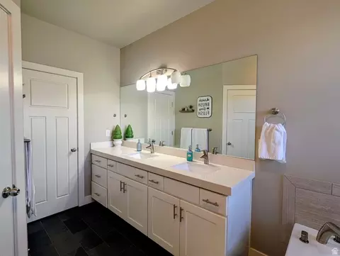 Bath - 28 E Yellow Cliff Dr S, Draper, UT 84020 photo 2 of 4