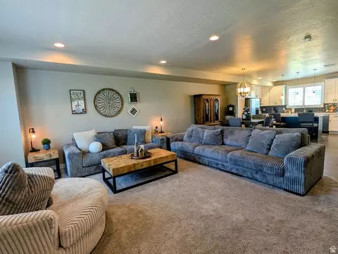 Living - 28 E Yellow Cliff Dr S, Draper, UT 84020 photo 4 of 6