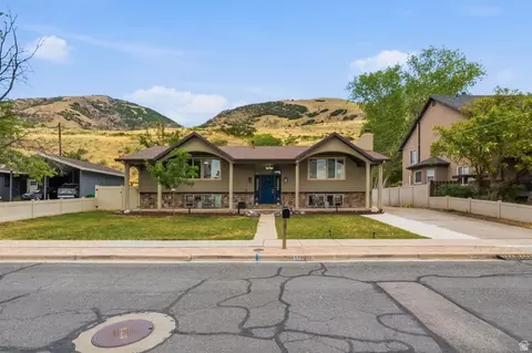 Exterior - 637 S 850 E, Centerville, UT 84014 photo 2 of 9