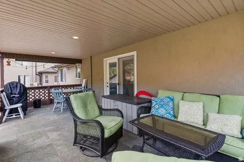 Exterior - 637 S 850 E, Centerville, UT 84014 photo 6 of 9